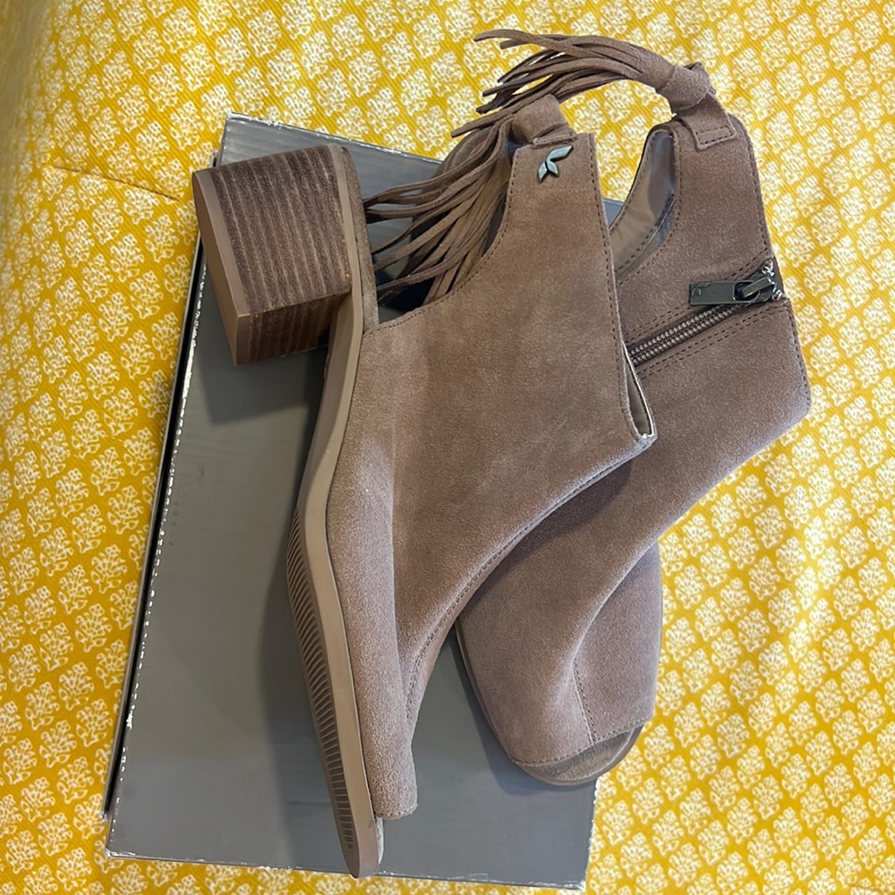 Koolaburra by Ugg womens heels. Zip side size 11. New tan/suede color.